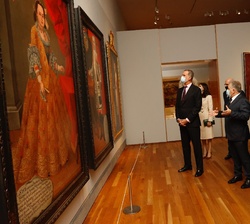 Don Felipe durante su recorrido por la exposición “Tornaviaje. Arte Iberoamericano en España”